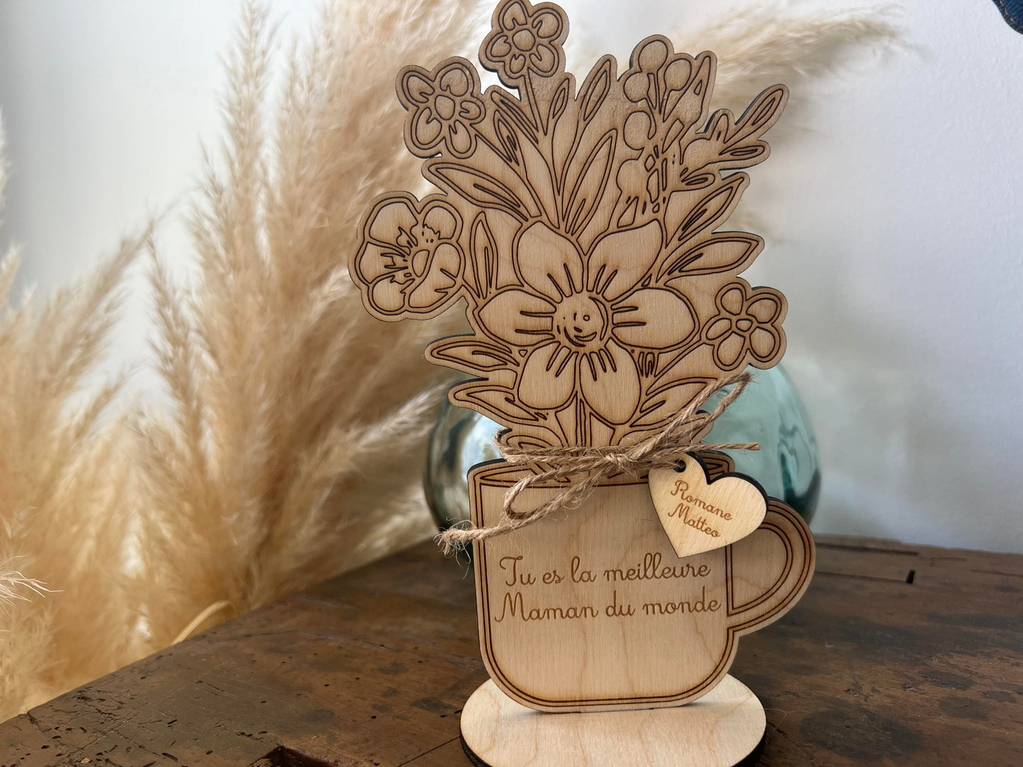 Vase et bouquet en bois