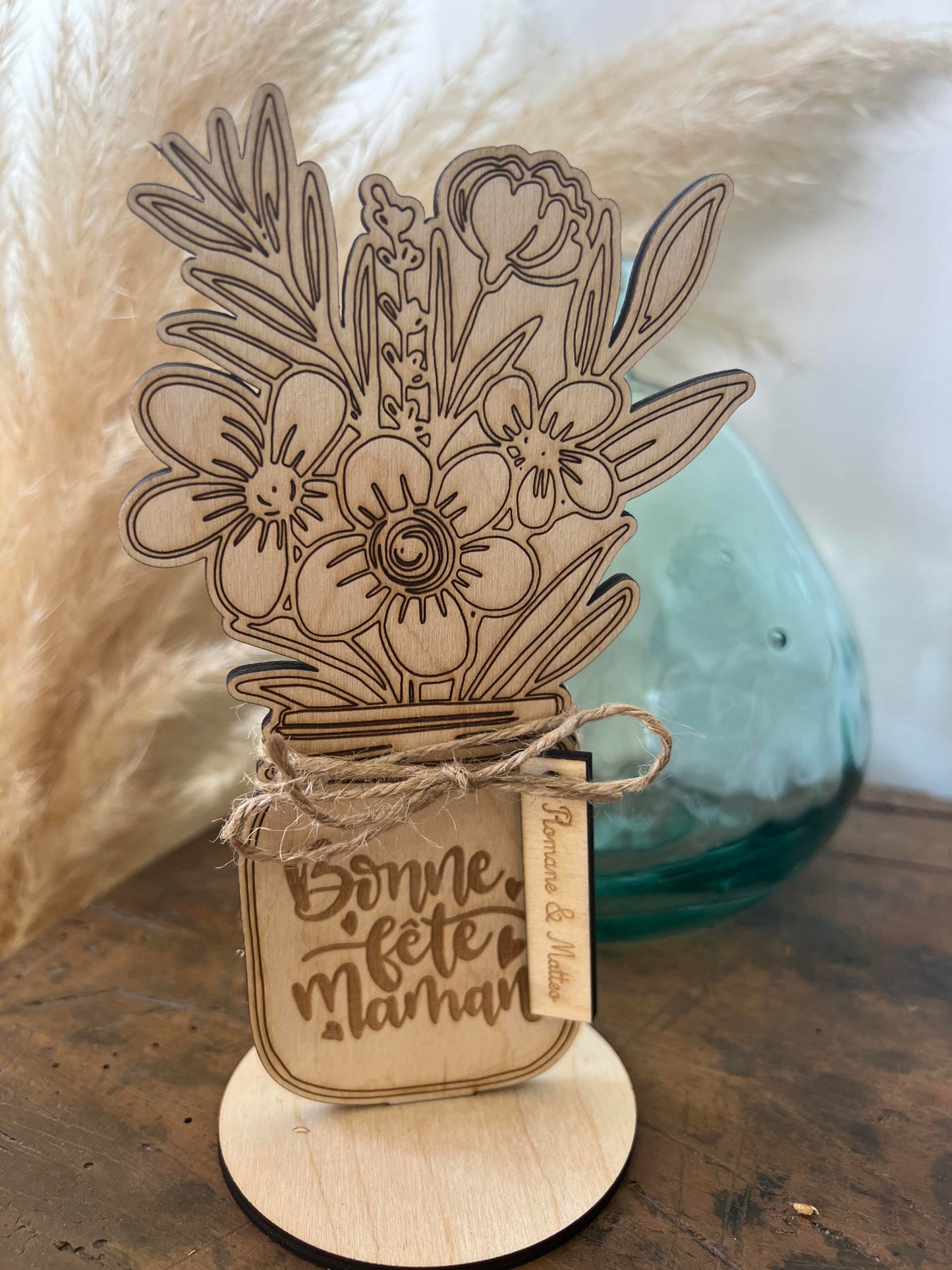 Vase et bouquet en bois